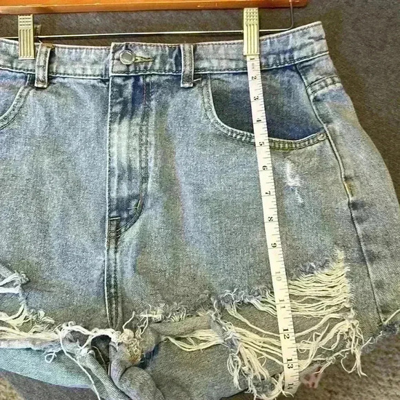 Pretty Little Thing Denim Ripped Jean Short Frayed Bottom. Women’s Size 10 - Picture 5 of 13